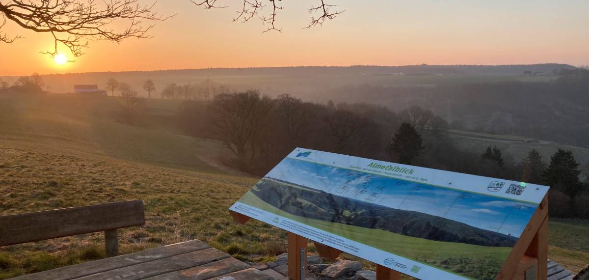 Sonnenaufgang im Almetal © Touristikzentrale Paderborner Land / N. Pinke